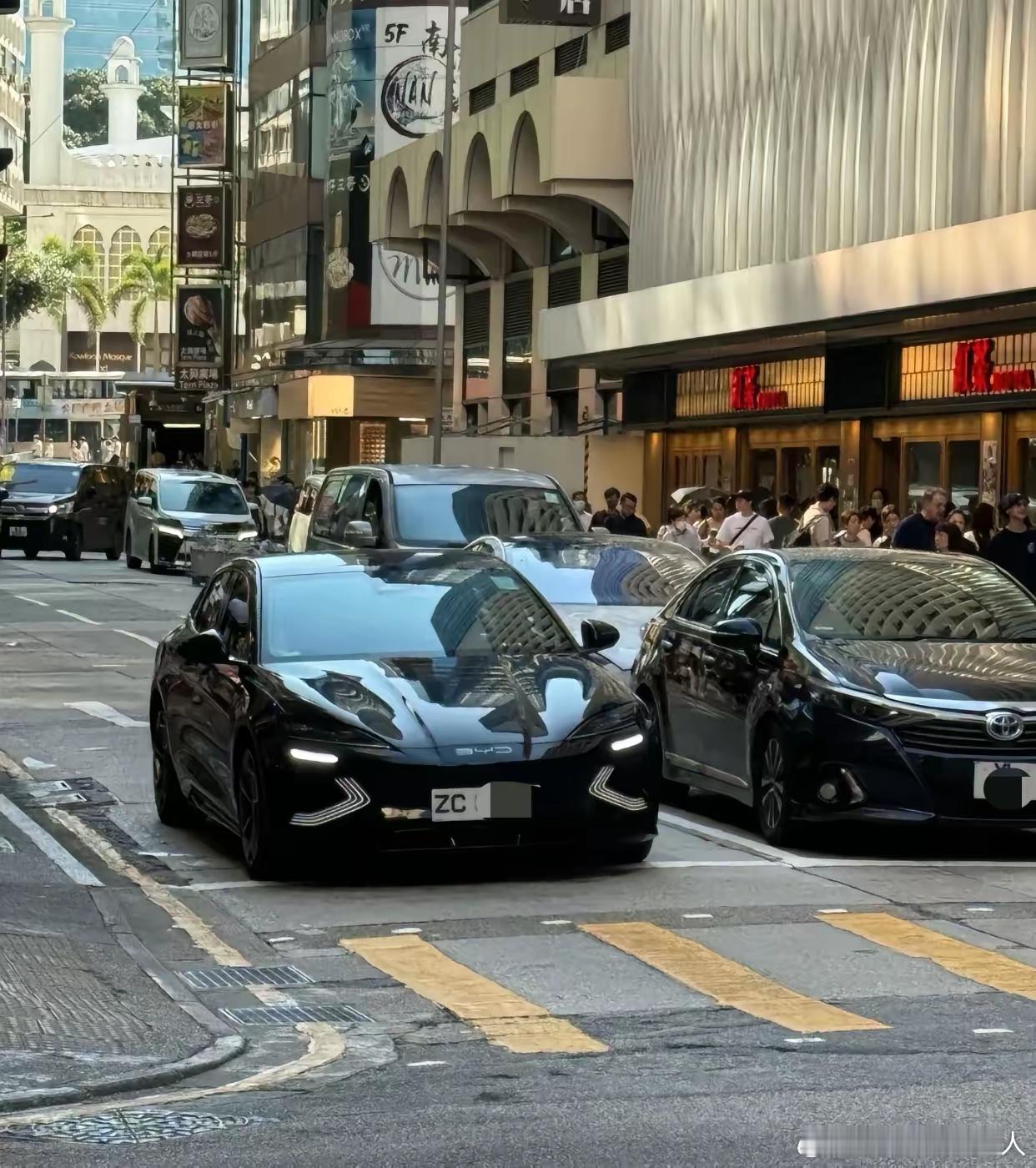 为什么父辈们会排斥新能源车？我问了身边十个叔叔，他们是这么说的——“市场大力推