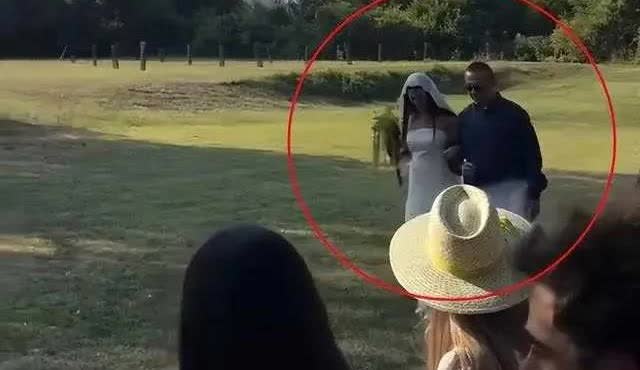 姜文婚礼泪洒，黄毛女婿引痛，父心难平姜文嫁女泪崩，黄毛女婿痞气扑面，大导演心