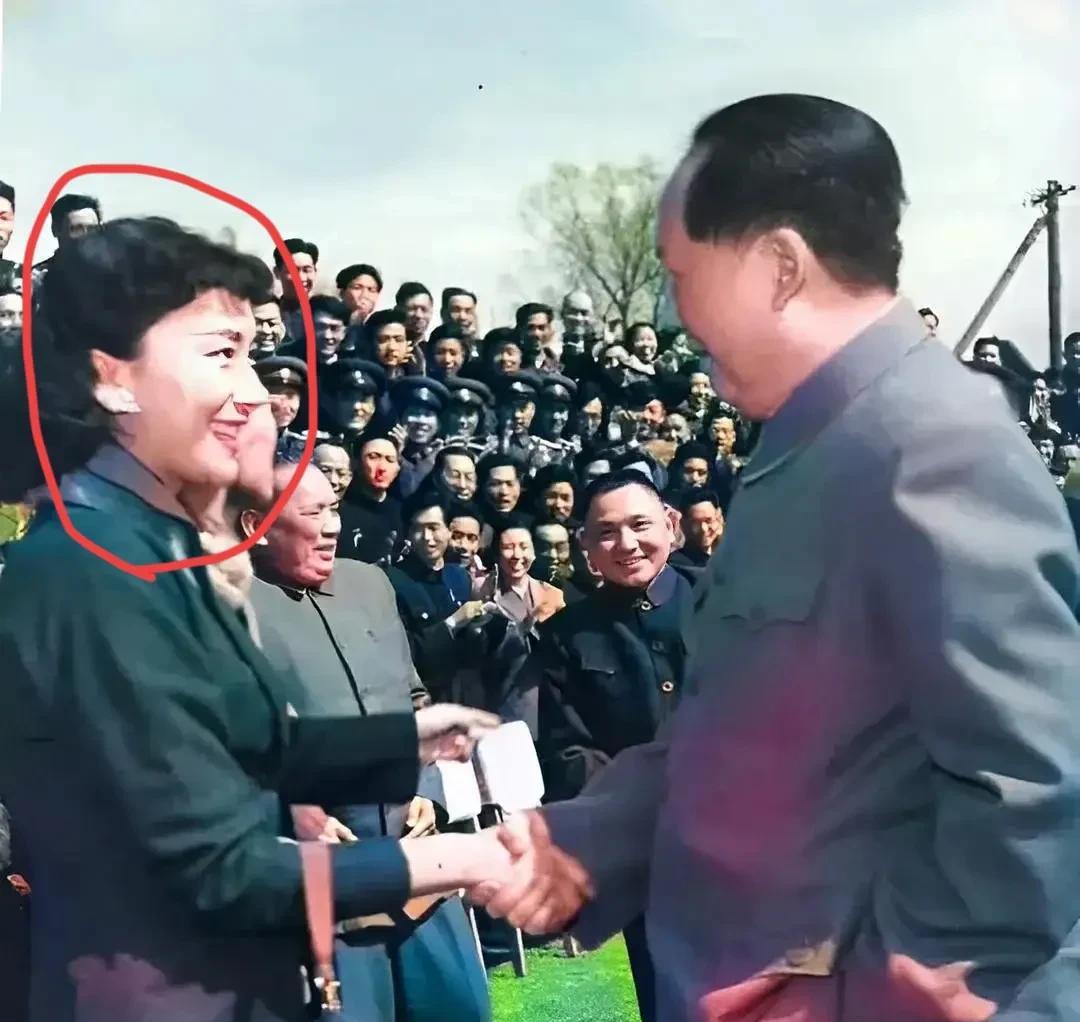 一张珍贵的老照片，拍摄于1957年的北京，大家看看与伟人握手的这位女子是谁？一生