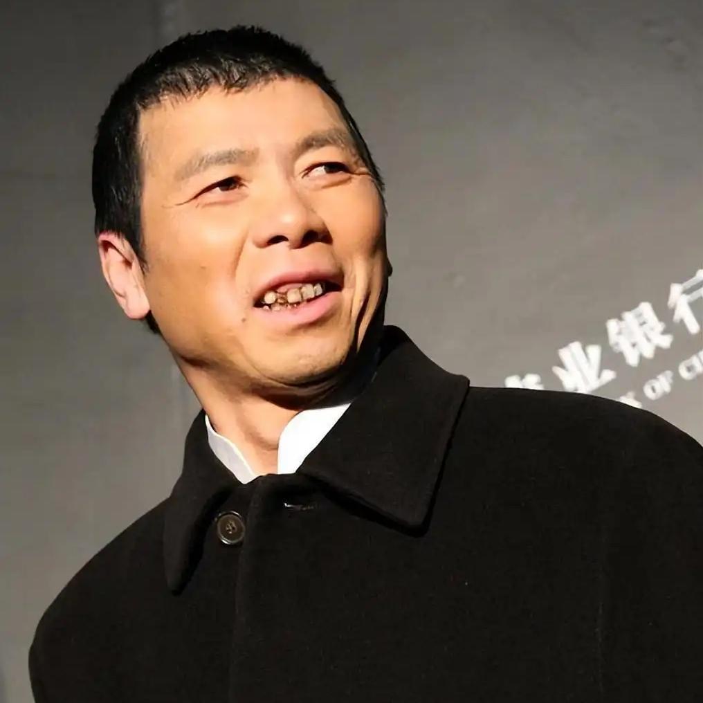 冯小刚的朋友说，他是一个非常有才华，非常有人情味的导演。可是他容不得别人半点马虎