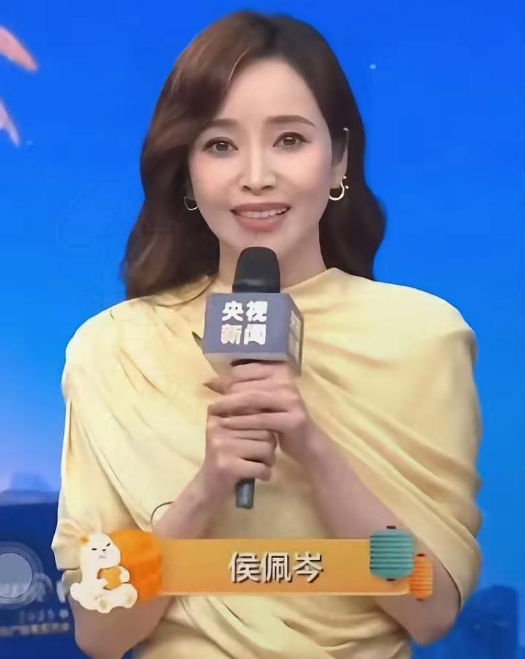 侯佩岑主持央视中秋晚会，​再次证明多读书真的很重要，​不信你看今晚侯佩岑在晚