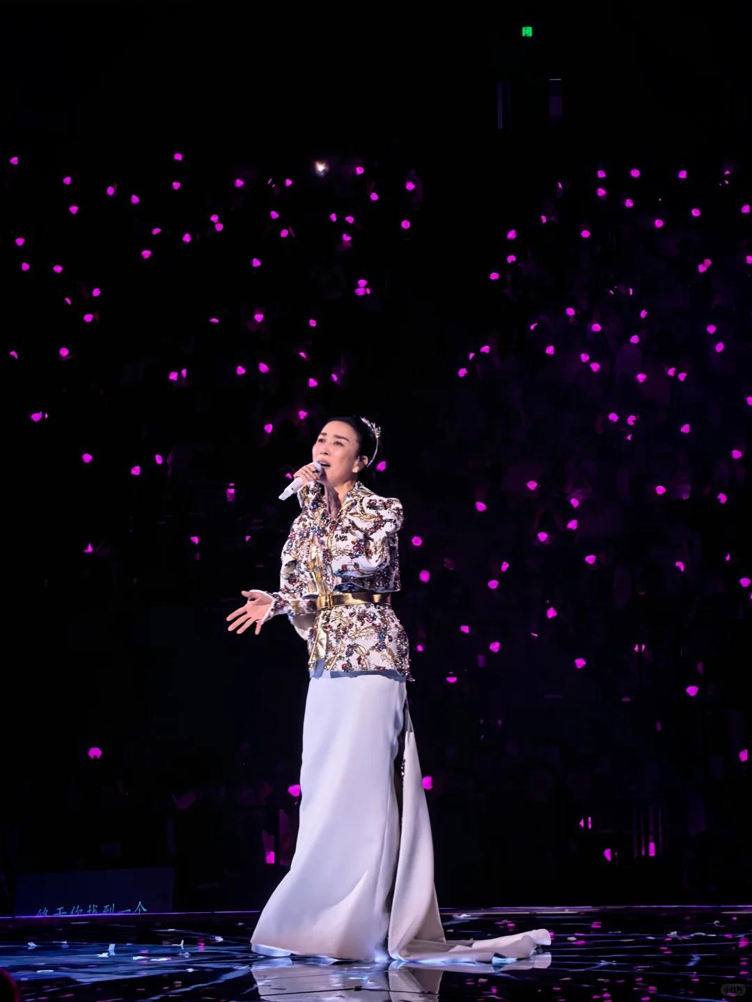 那英佛山演唱会为何能封神那英“我来，因为你在”巡演佛山站被观众称为封神现场