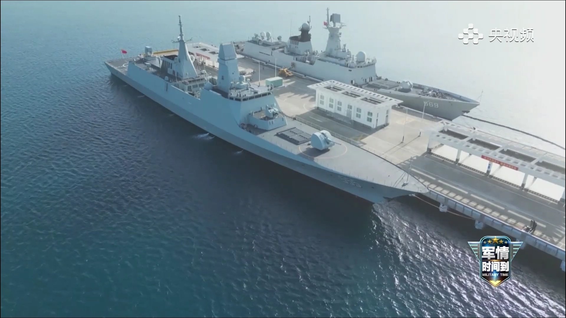 054B和054A同框图“馒头”炮颜值不行，但是隐身能力很不错，其周向平均RC