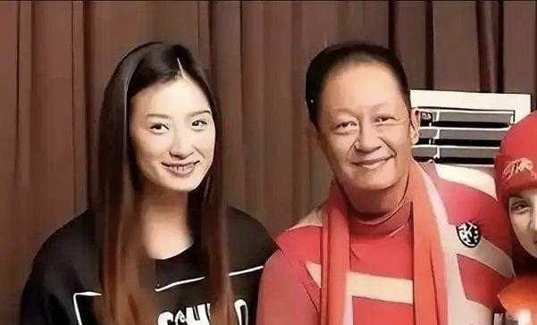  相伴17年，王志文夫妇同框，年龄差距尽显岁月落差携手十七载，王志文鬓角染霜老