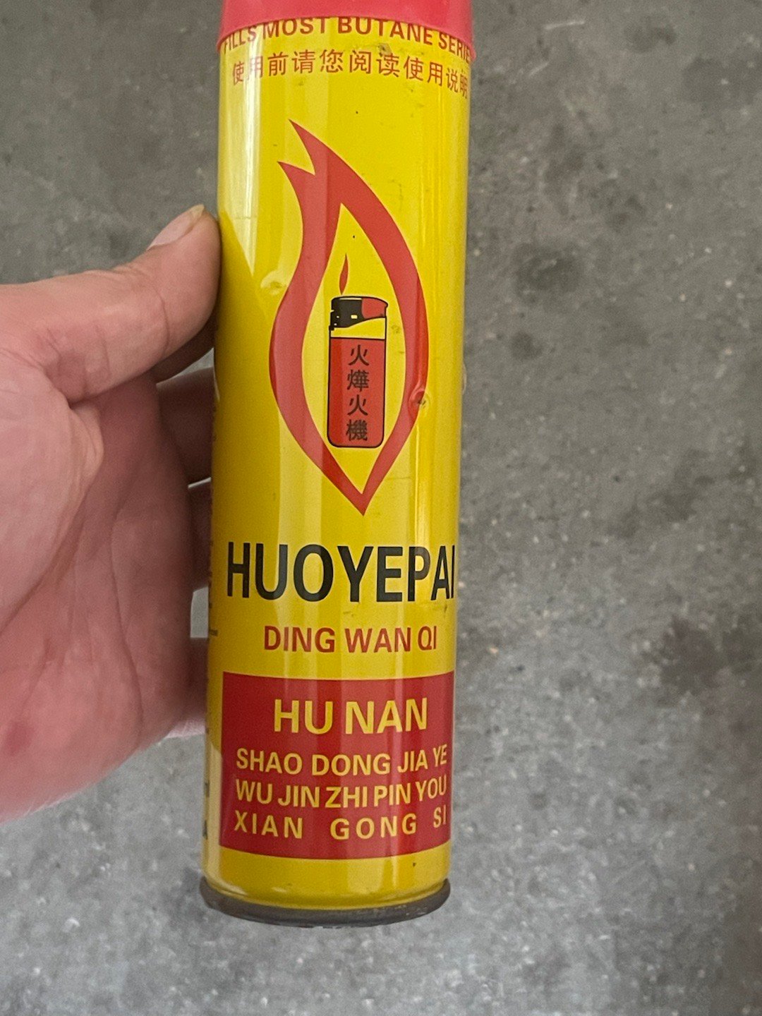 央视曝光有学生吸食火机气体成瘾喂喂喂，这玩意能吸？？？？而且还能成瘾？？​​​