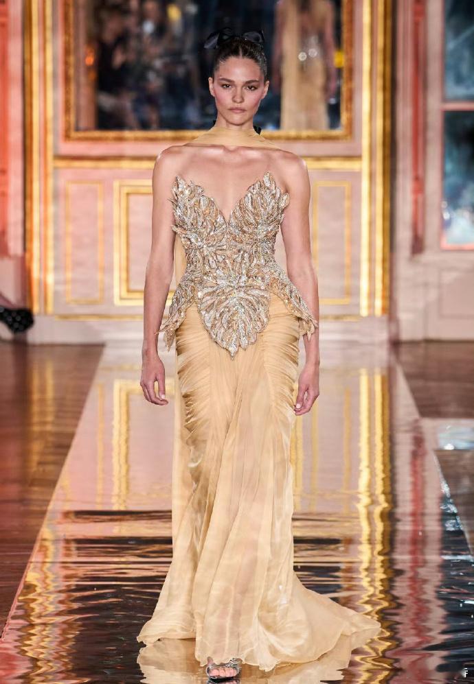 钟楚曦惊艳现身微博电影之夜红毯，身着ZuhairMurad2025春夏高定，