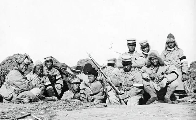 1935年，大地主姜海泉正躺在炕上抽大烟，突然接到站岗的团丁来报告，声称有一支“