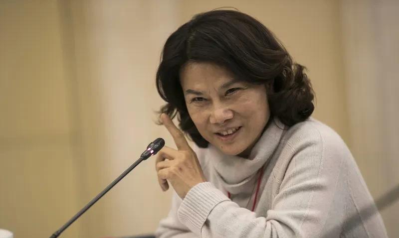 发现越来越喜欢董姐姐的个性话说当年，清华博士后绝对是人才，当年国内只有两位，董