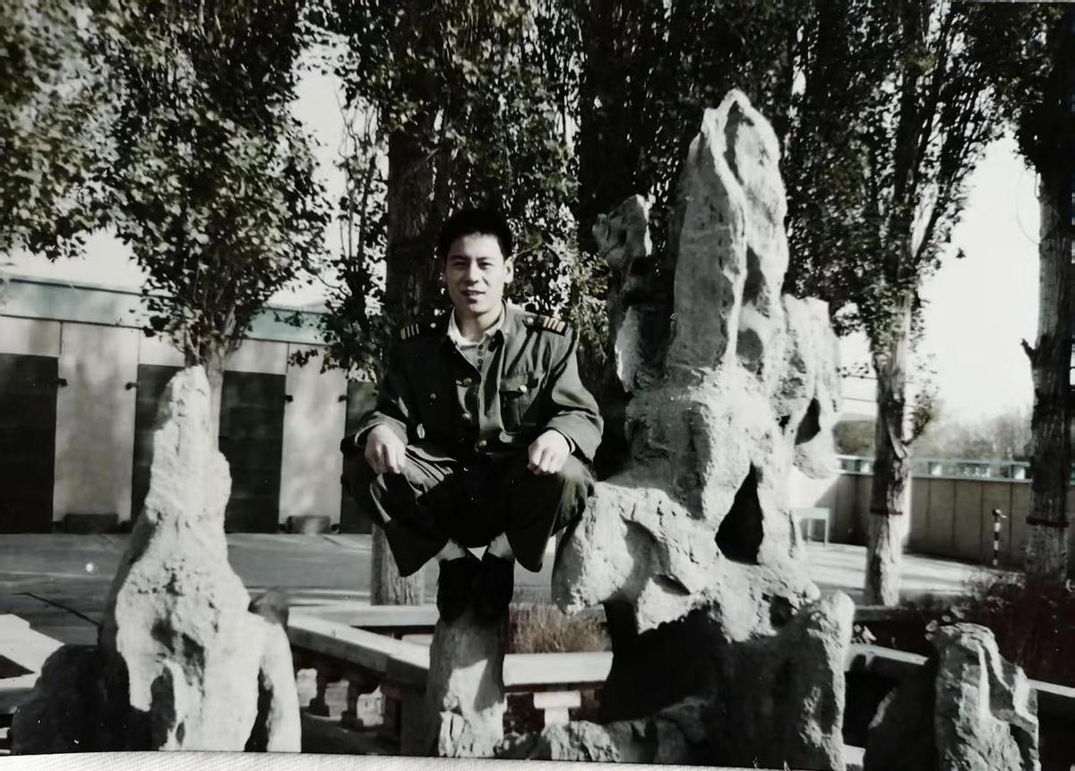 三十年前走的时候，没想过还能回来。回来一看，街还是那条街，墙还是那堵墙，可人不