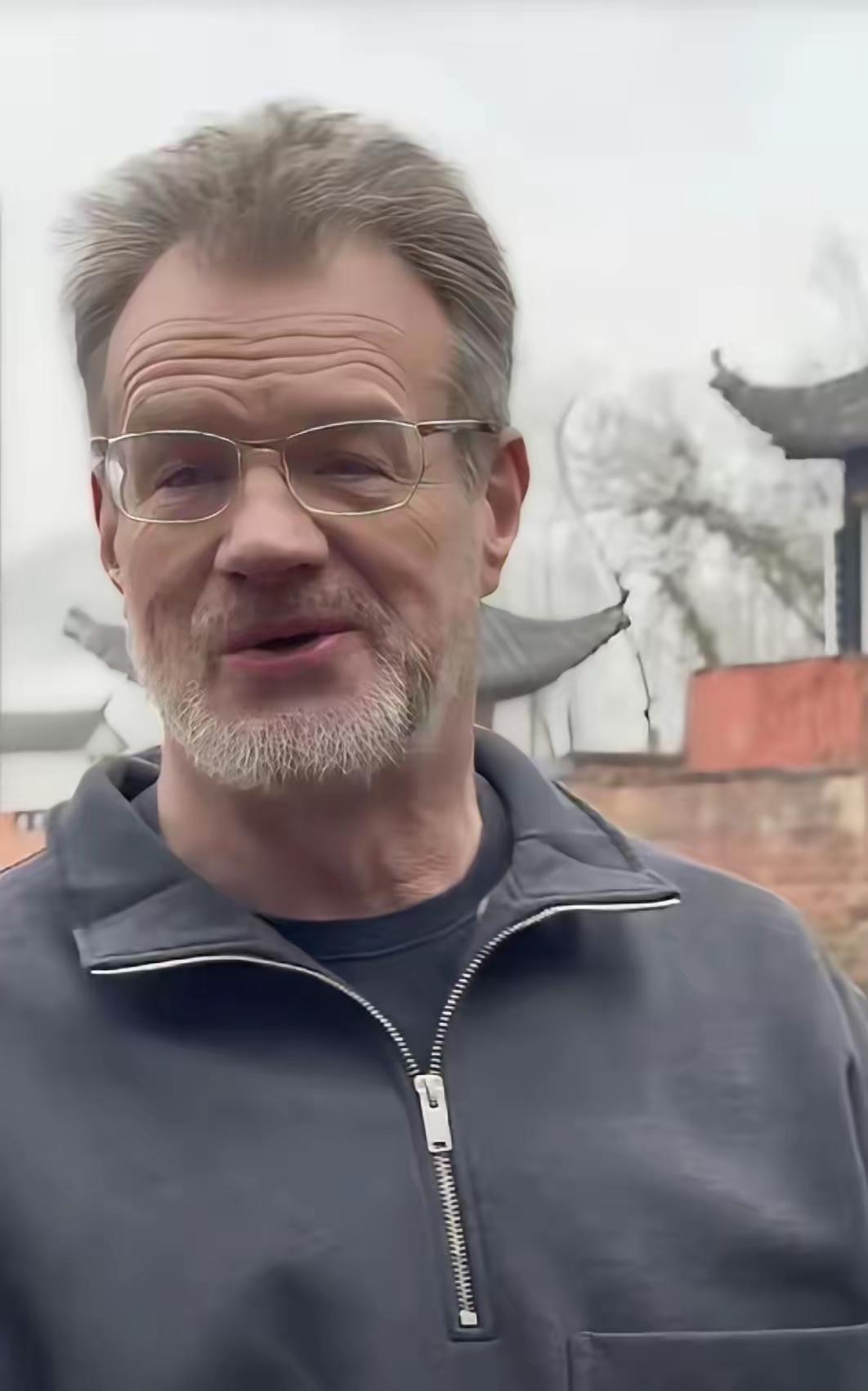 真的是岁月不饶人！照片中这位加拿大人，中国名字叫做大山的相声演员，今年才61岁，