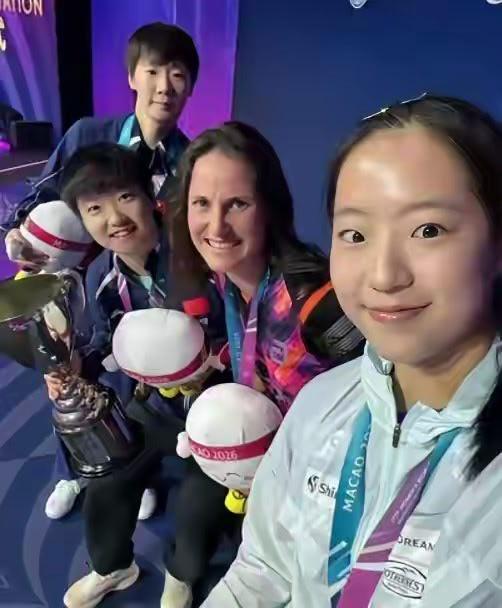 【颁奖台上的四人】这四个人当时是什么心理状态？2026年澳门乒乓球世界杯女单颁奖