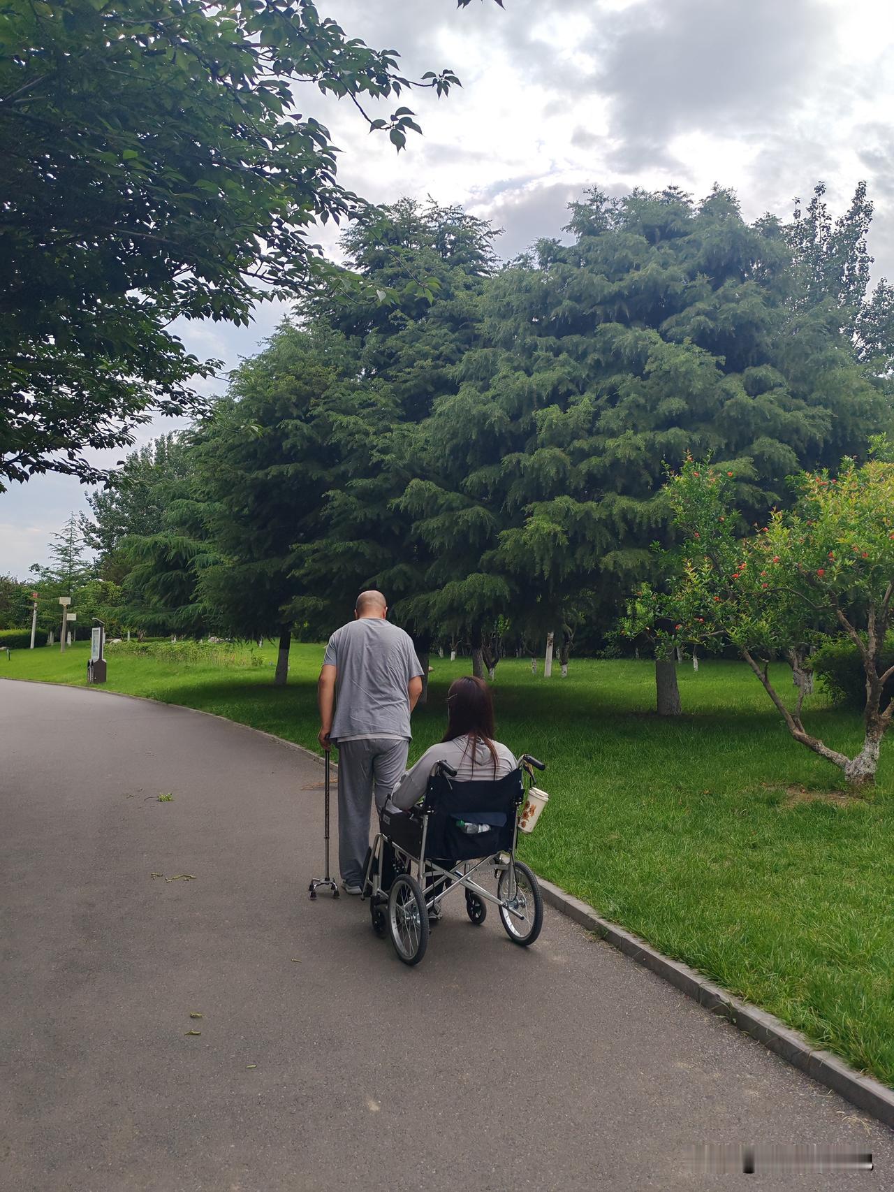 现实版孙女照顾爷爷6月1日，这是我昨天晚饭后在公园散步拍摄到的图片，这爷孙俩是