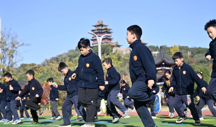 一位教育专家说:“现在上不上大学已经无所谓了，已经到了应该放弃应试教育，转头