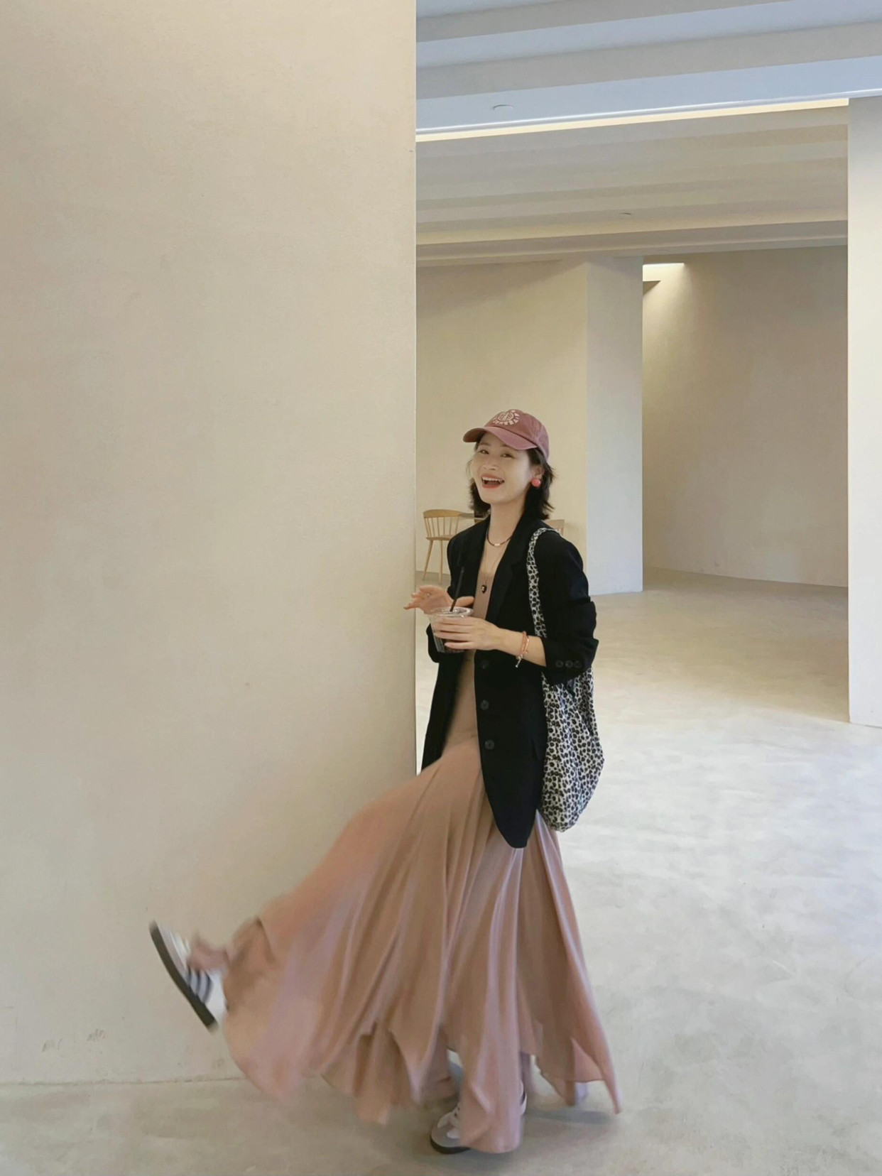 黑西服➕粉色裙子也太好看了吧！如果你也有一件黑色西服，平时不知道该怎么搭配，可以尝试一下博主的方法。