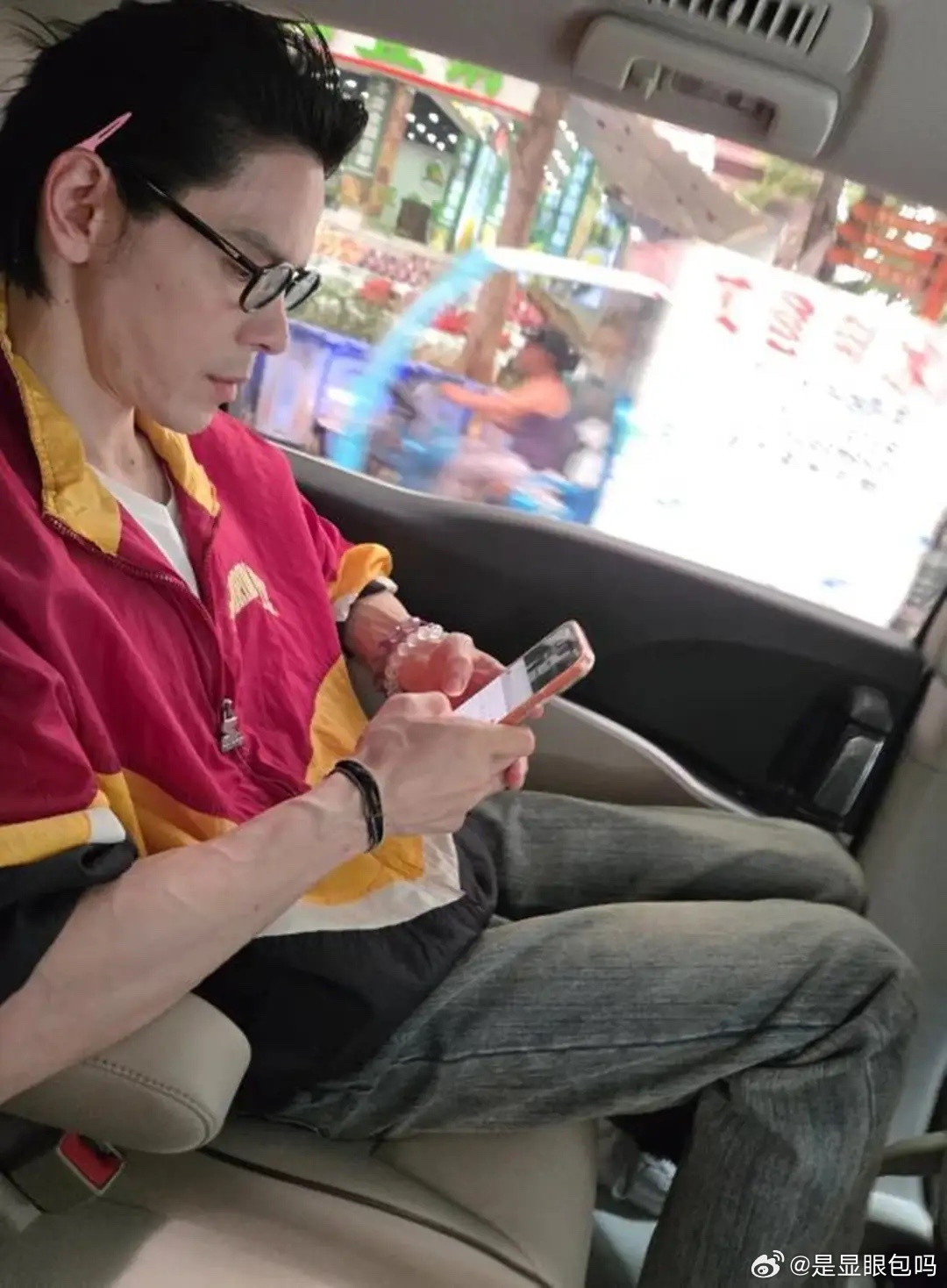 向佐陪岳父一大家度假，一次给郭碧婷买8个包，顾家的样子太帅了！