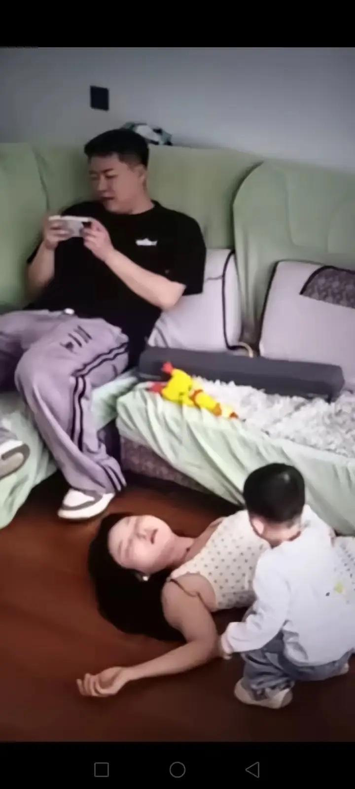 寒心！夫妻吵架后，妻子昏倒在地，丈夫看见无动于衷。儿子试图想拉起在地上的妈妈，没