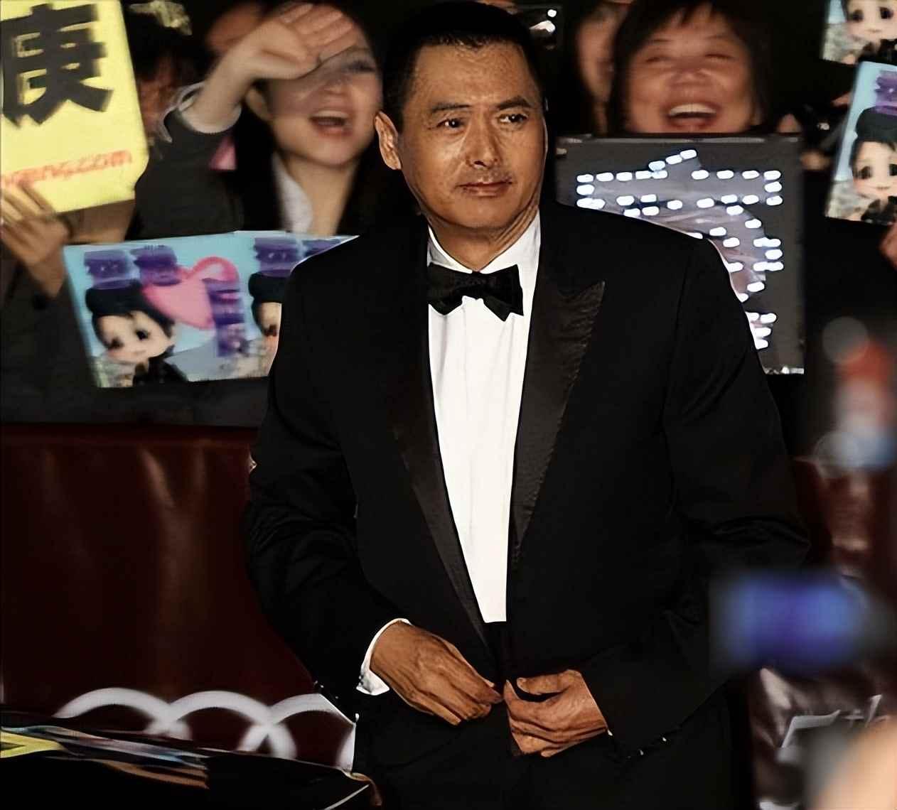 周润发现身颁奖礼，王晶突然爆料旧事，沉默三十年的真相浮出水面那天晚上，周润发