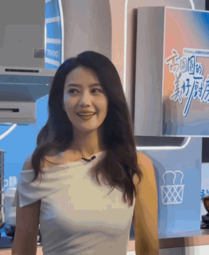 46岁的高圆圆穿白色裙子出席活动，灵动画面简直美惨了！白色裙子本就自带纯洁优