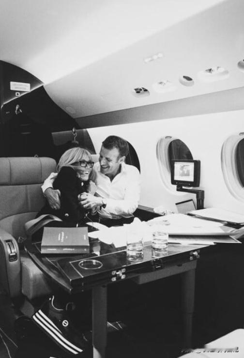 法国总统马克龙真是把大他24岁的老婆布丽吉特宠上天！布丽吉特躲在他的怀里撒娇，笑