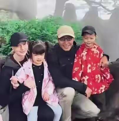 撒贝宁这基因真是开了复制粘贴外挂！一双儿女全随他，妥妥的中国长相，儿子简直是