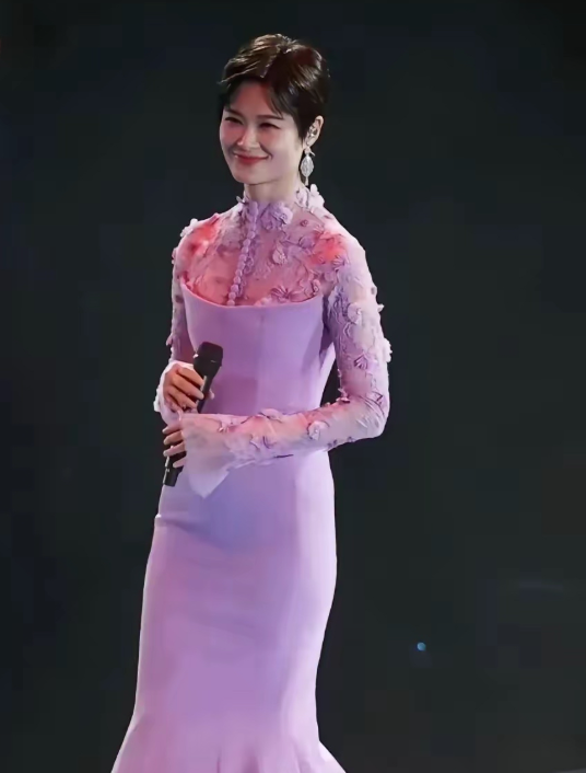 别说春哥这打扮挺洋气她本身个子就高、气质也不错。这种简洁修身的鱼尾裙，设计上