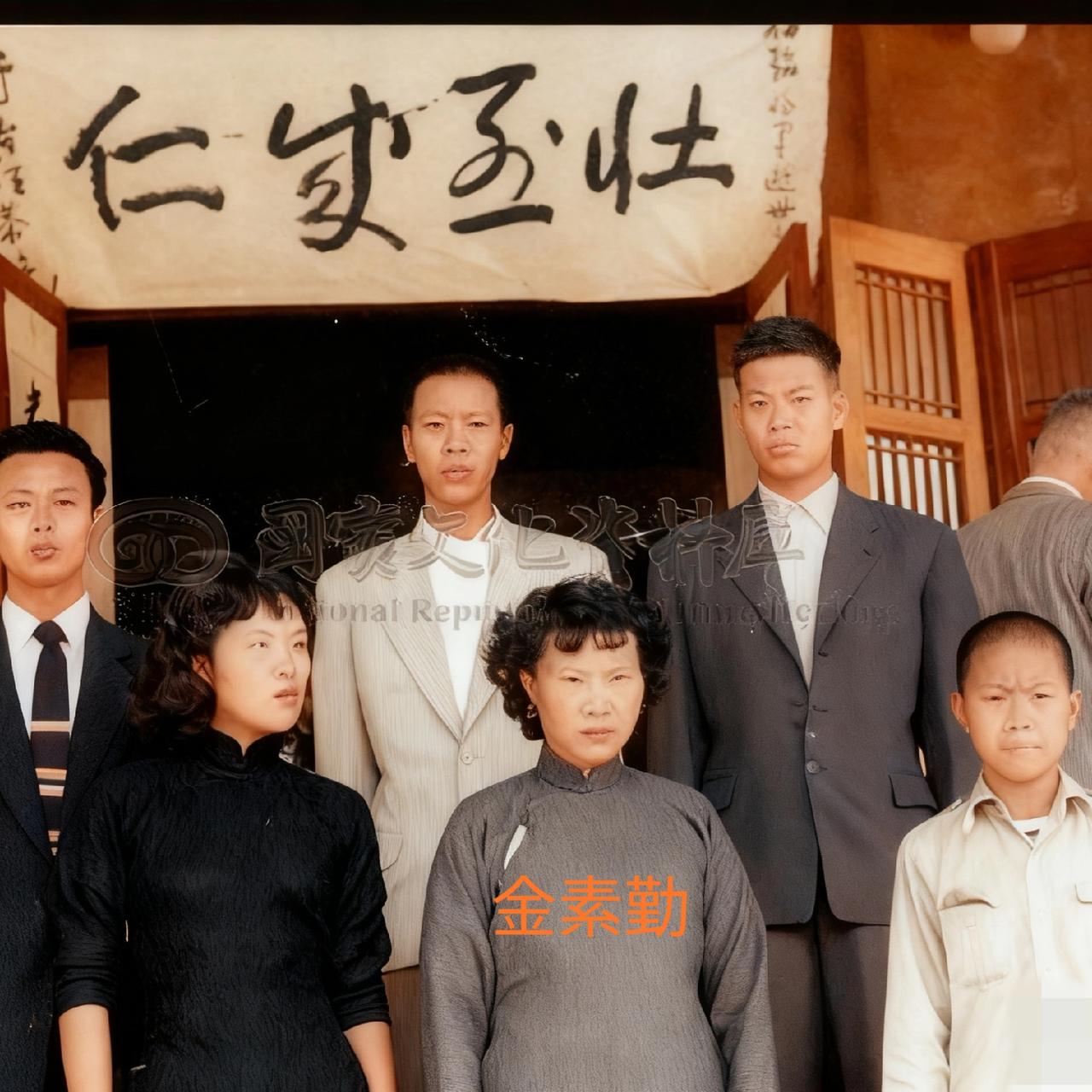 1950年，黄百韬妻子金素勤、儿子黄元敬，黄元振，黄元效等人，一张罕见的合影，就