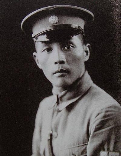 1927年，一个国军中将走在大街上，突然掏出手枪对准自己太阳穴，扣下了扳机。身边
