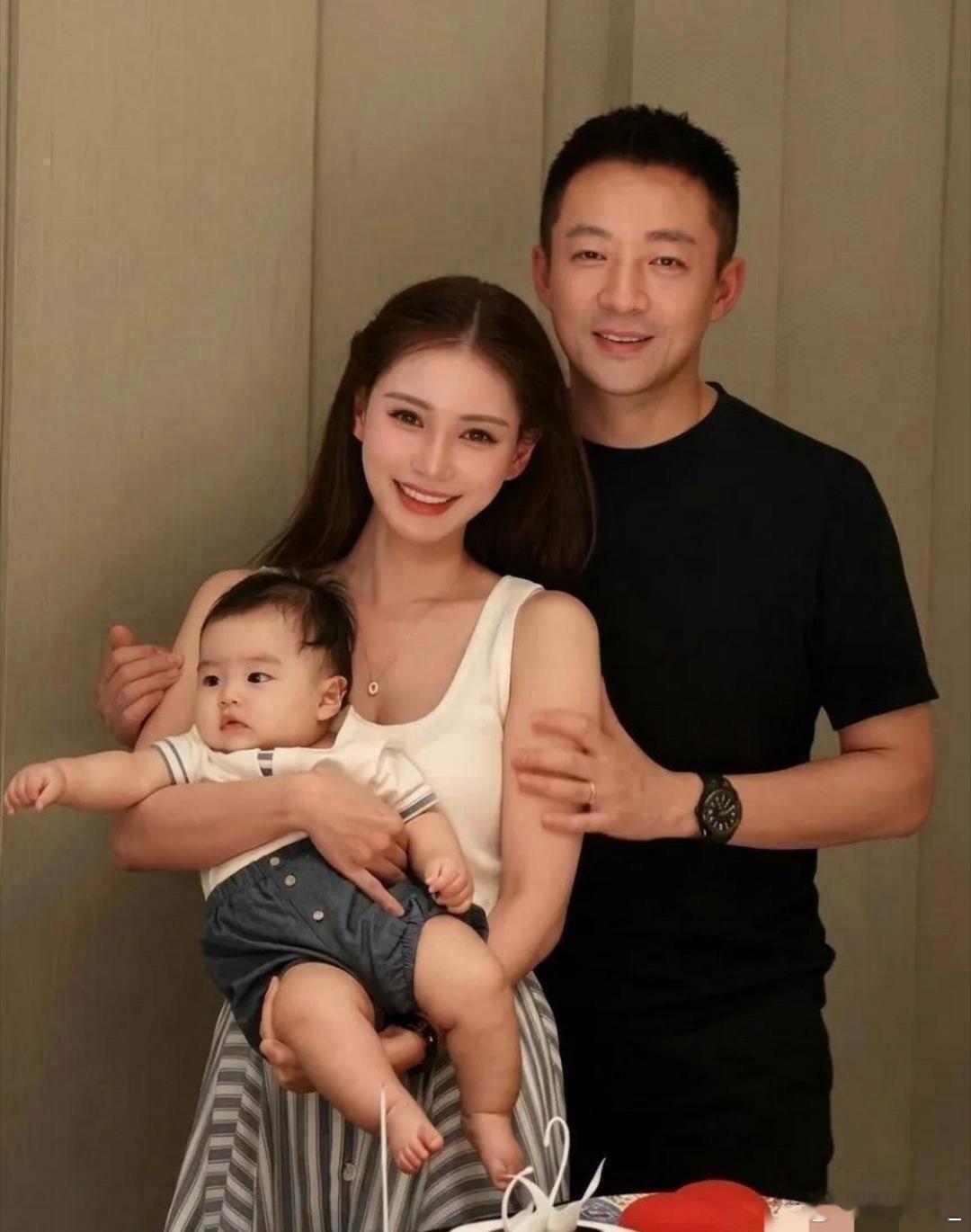 同样是汪小菲，两张全家福照片，愣是拍出了两种人生​