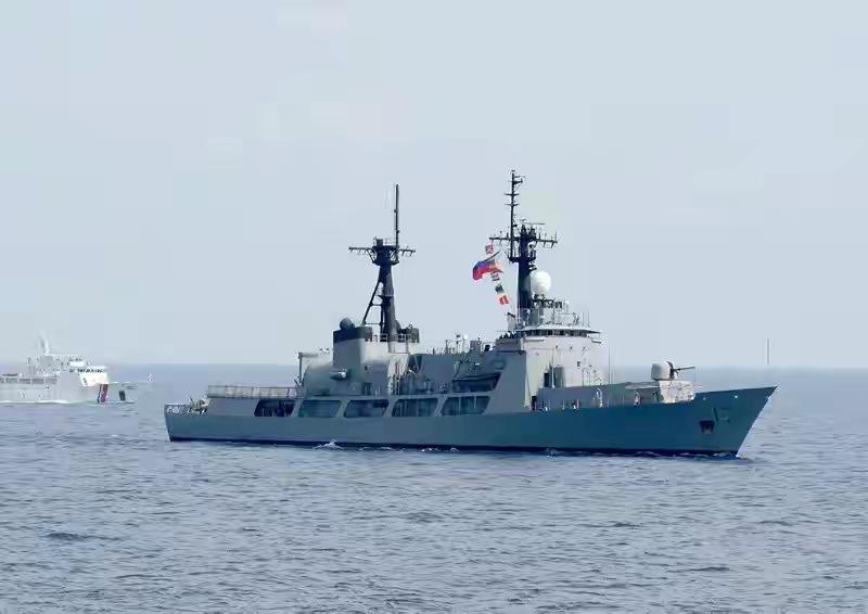 就在11月3号，菲律宾刚说要把南海巡逻的地方扩两倍，转头就派船闯南沙，还敢对着咱