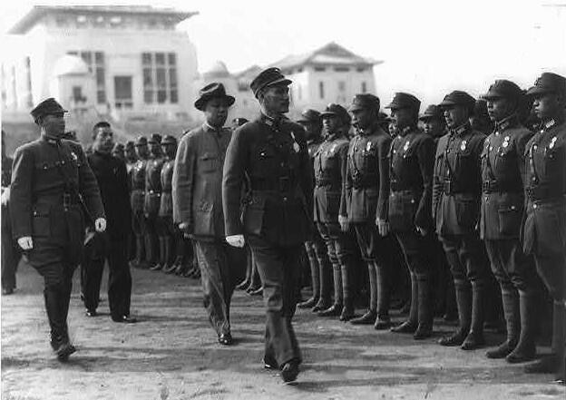 大战在即，蒋在武汉视察军队，表情严肃从1938年6月到10月，中日两国军队围绕武