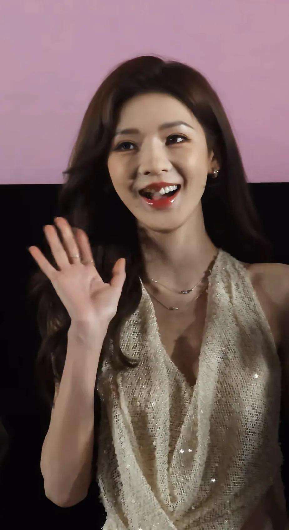她是真的漂亮，就连发丝都是美的，女明星就应该是这样子吧？