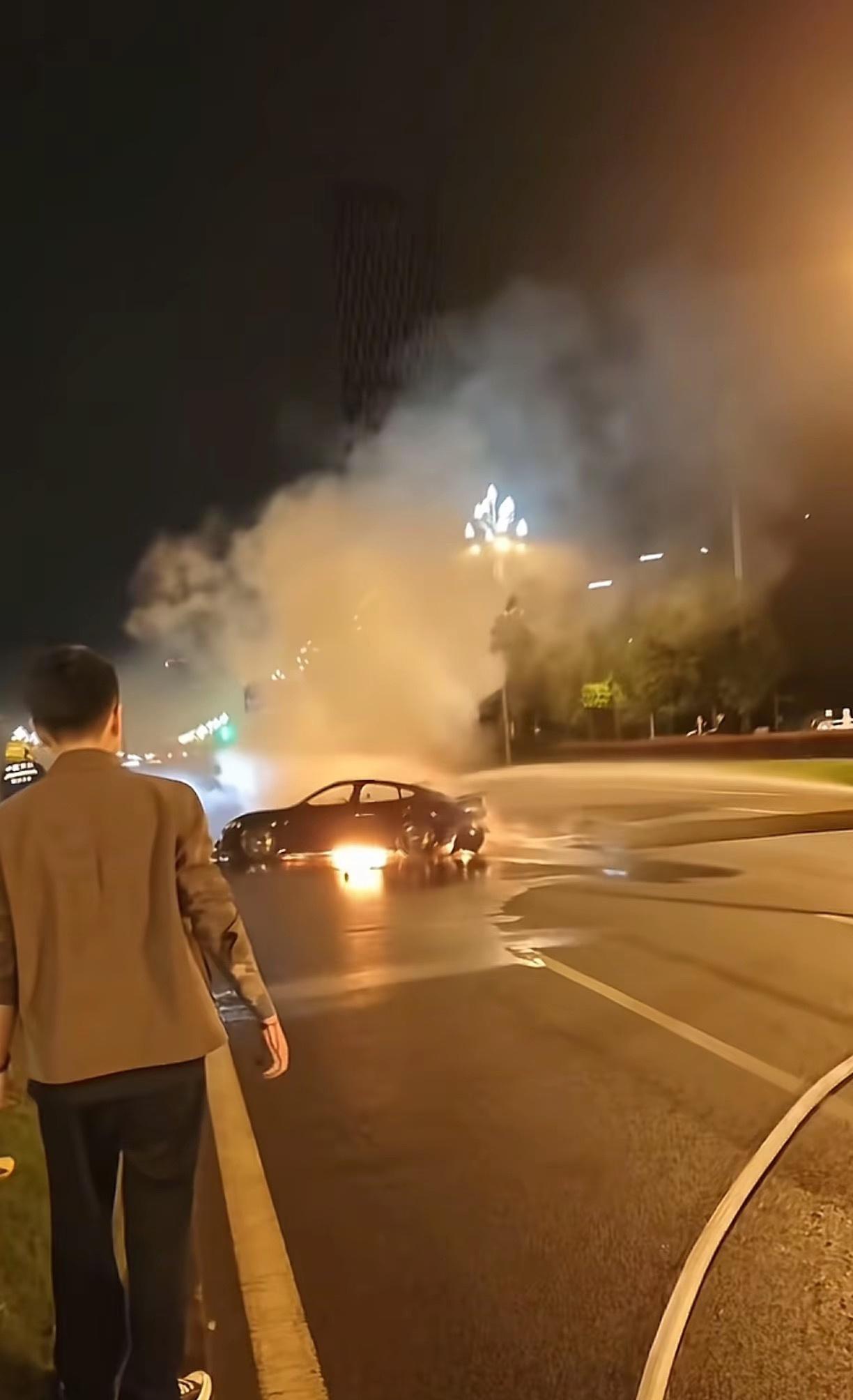 给英雄点赞👍鲜血直流救援。10月13号发生在成都天府大道的某新能源汽车追尾事