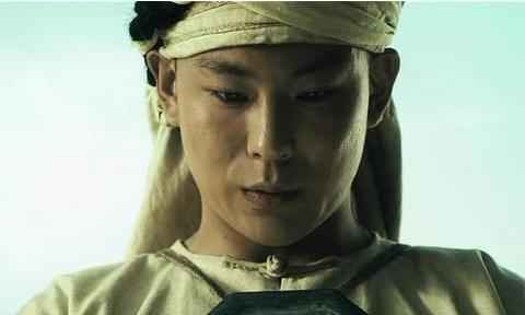 1862年6月4日,河南延津西校场。一个26岁的年轻人,被绑在木桩上,刀子一片一