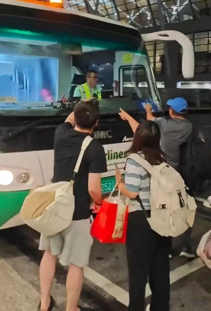 搬起石头砸自己脚！春秋航空摆渡车事件公告，三处说法和乘客亲历完全对不上浦
