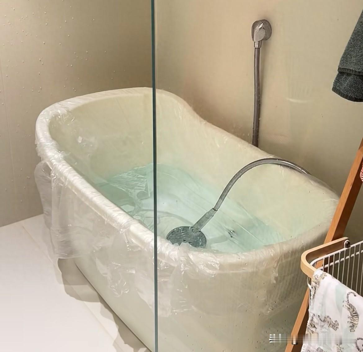 你见过不买成品浴缸，直接在卫生间贴砖“砌”出一个大浴池的吗？最近这种做法引起了不