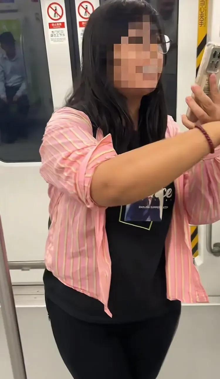 这两天，南京地铁上一位小仙女过度维权的事件开始在网络上发酵事情的经过是这样的