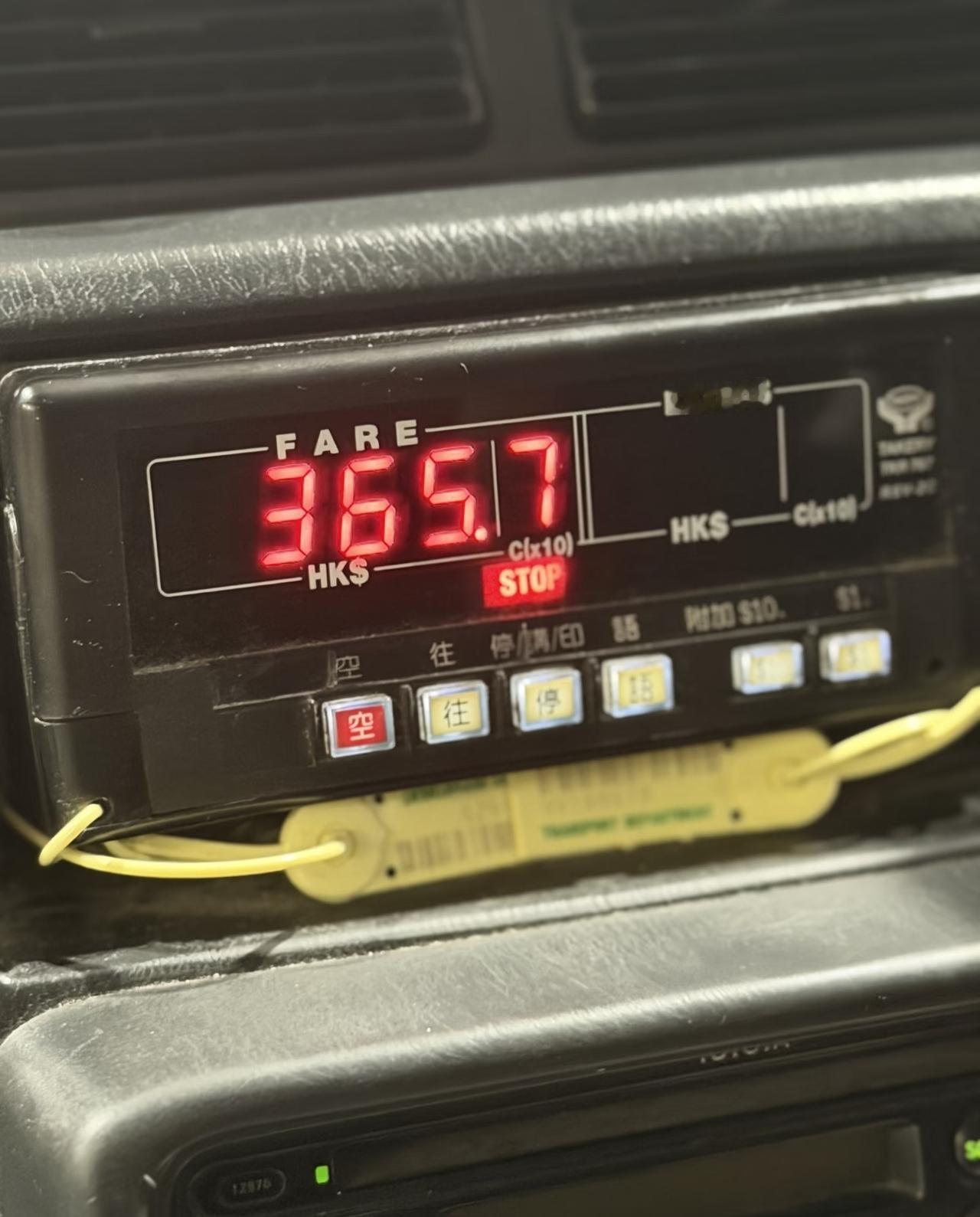 香港的士出租车🚕真的需要整治昨天去香港，打车从成业街到落马州，身上没有现金，