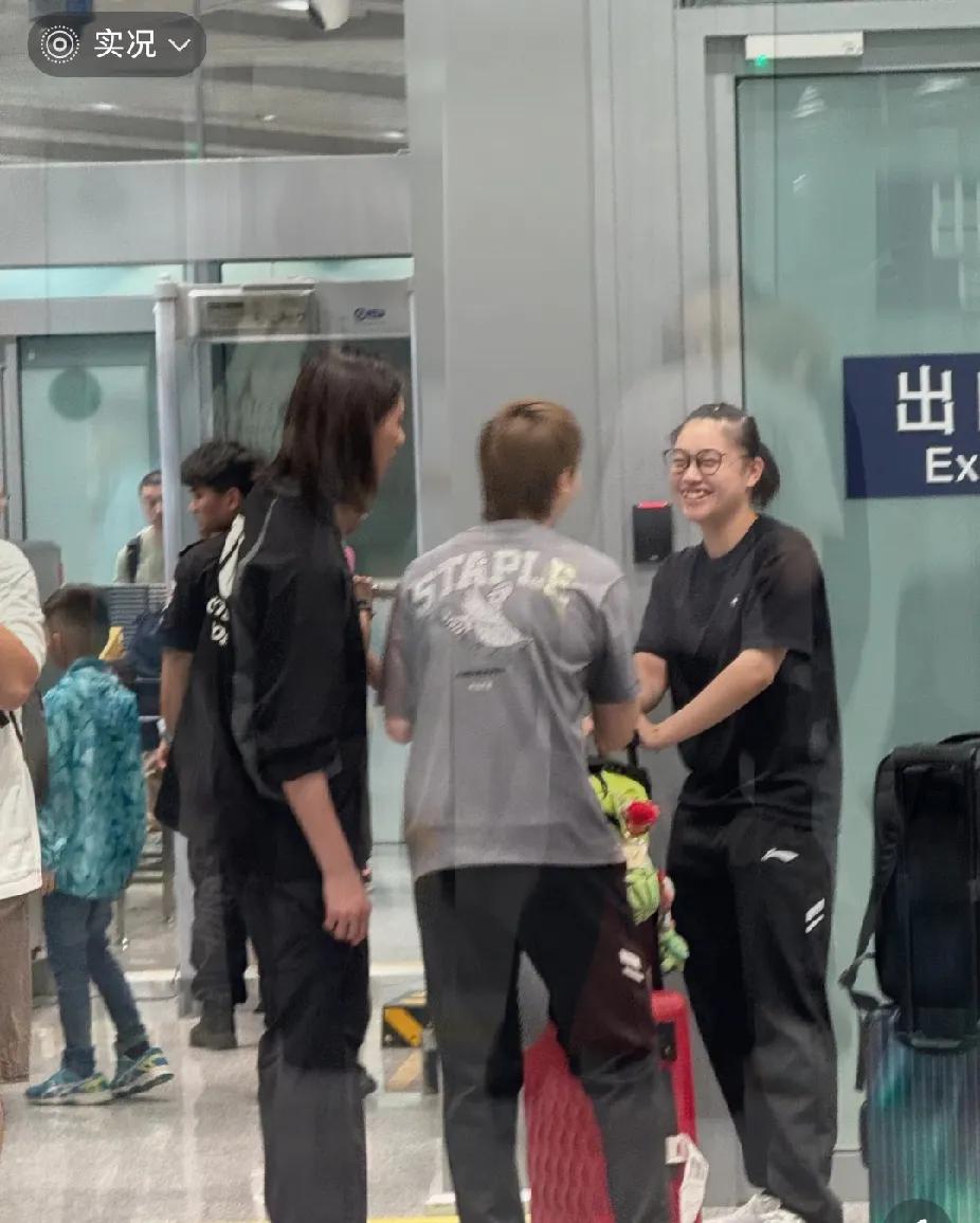 在机场撞见王曼昱、徐奕、陈熠啦！这三个国乒最要好的姐妹，马上要出征瑞典大满贯，候