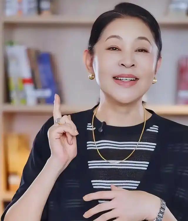 倪萍和杨亚洲结婚后，继子杨博从不肯叫她阿姨，到有一次夫妻吵架，他直接站起来对着杨