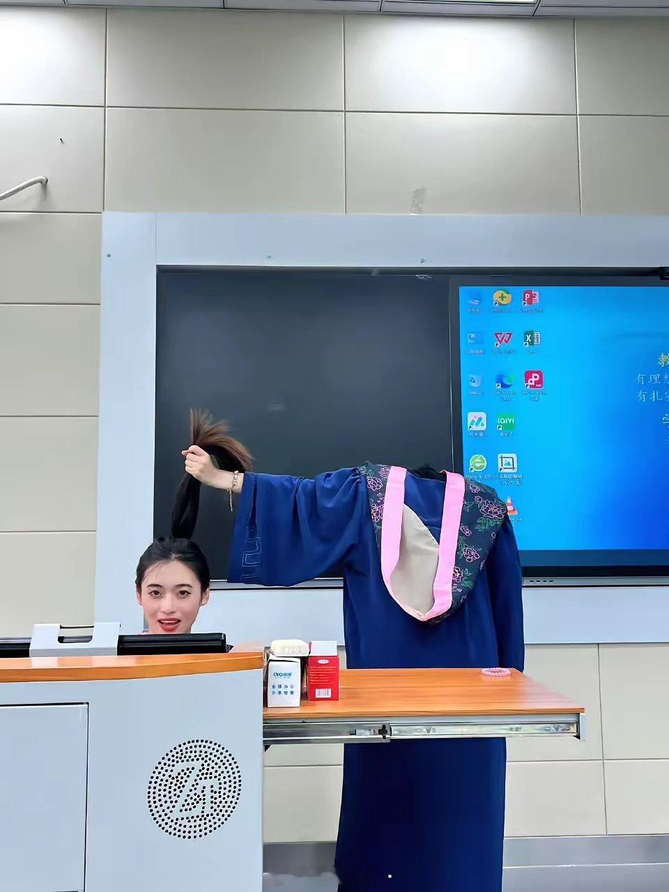 这毕业照太抽象了吧。​​​吓人​​​