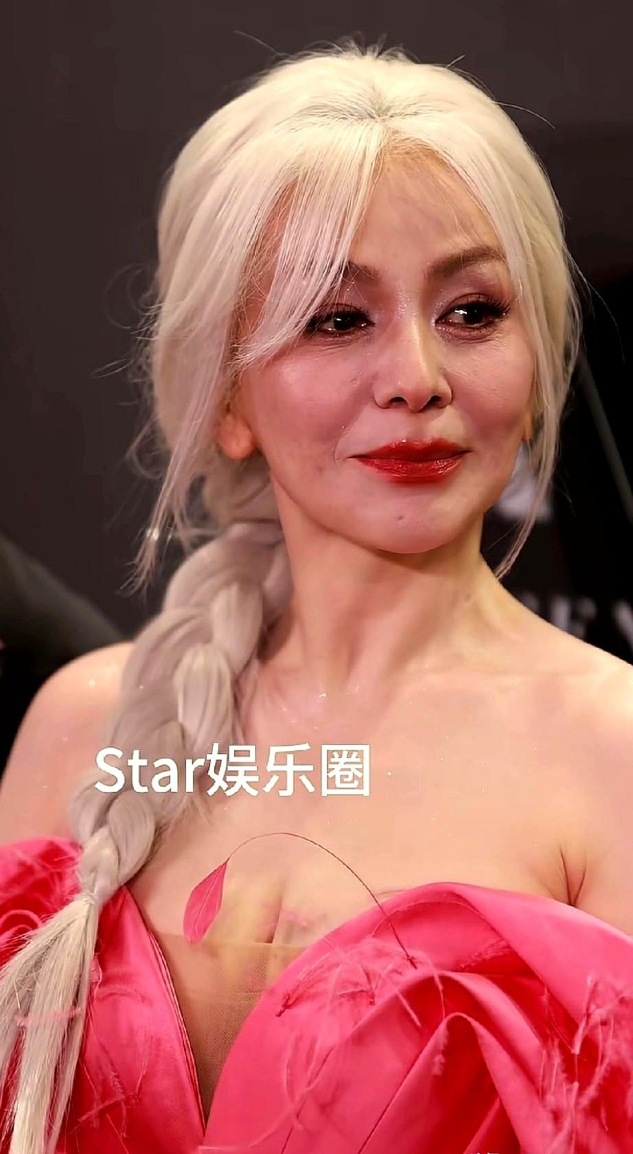 56岁的雪姨王琳，这状态简直绝了！眼角额头看不到一丝皱纹，脖子也光洁得很。她