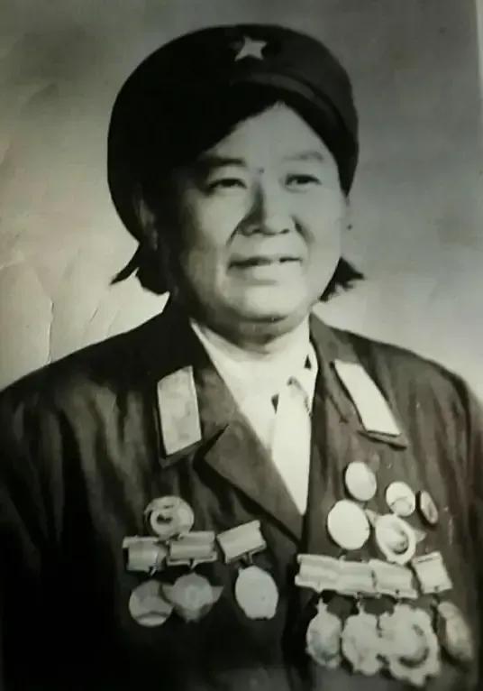 1950年，战斗英雄下身血流不止，医生正要帮她脱裤治疗，她强忍疼痛阻止说：“让女