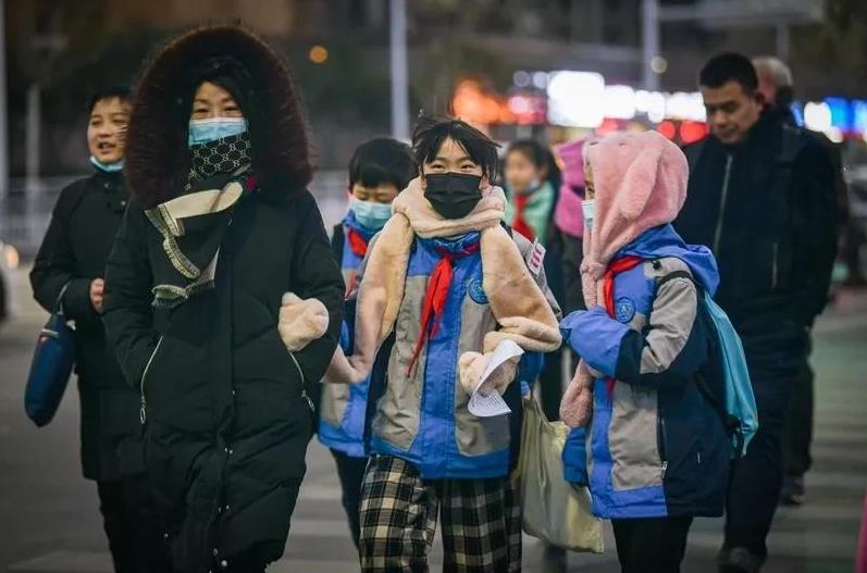 教师朋友圈被家长举报，管得太宽？山东有个中学老师，假期在朋友圈分享看海、吃美