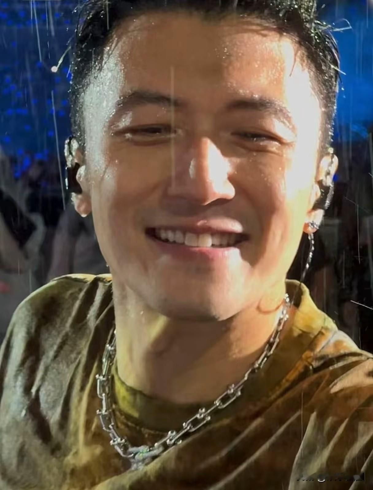 薛之谦问：同样是开演唱会，难不成我们淋的不是一样的雨吗？