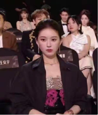 好绝的错位啊，本来以为赵露思做了刘亦菲同款满天星发型，但其实是汪苏泷衣服上的花纹