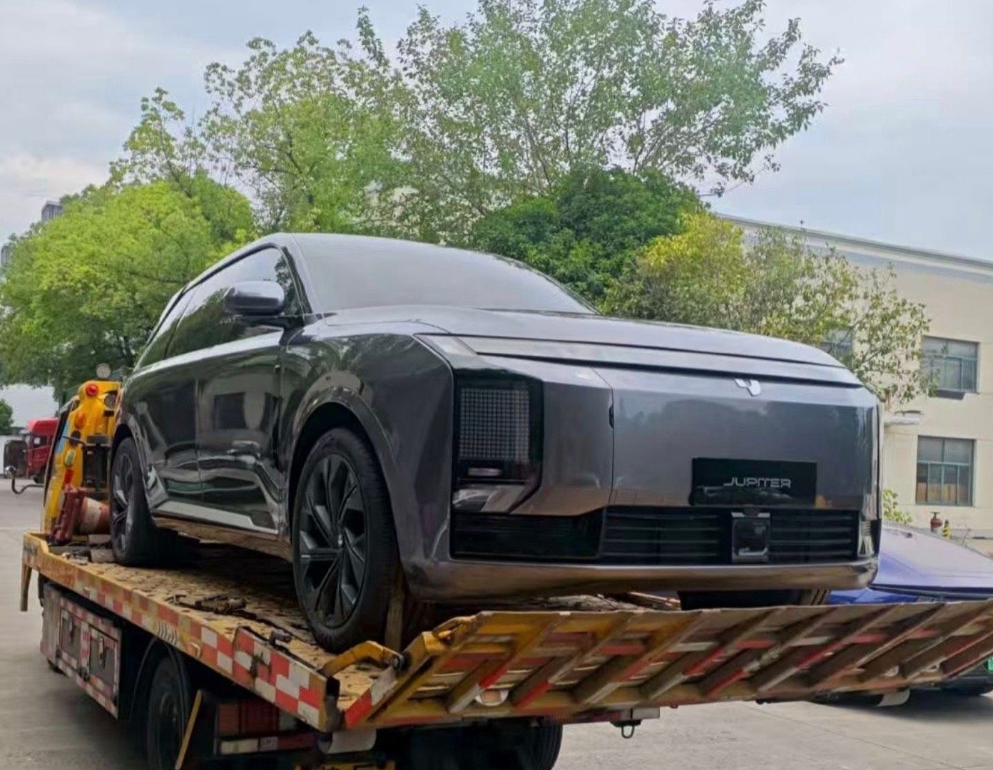 极越09实车曝光了，看整体姿态外观不错，难怪极越要打复活赛了嘛[笑着哭]​​