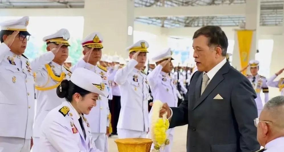 泰王挺佩通坦，泰国未来有盼头啥？泰王又来撑腰了！这次是亲