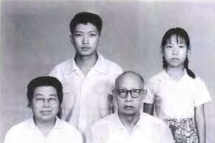 1949年，四野主力南下中南，作为44军政委的吴富善，随着15兵团打到江西，并在