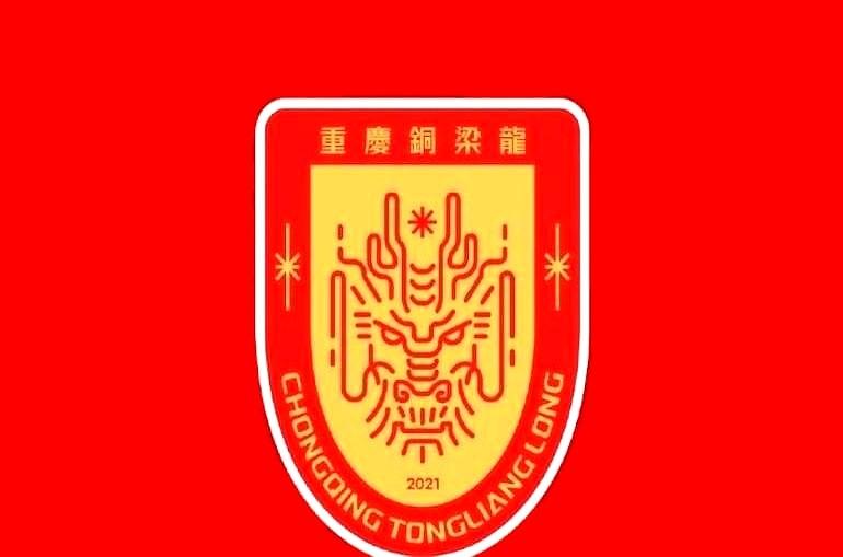 去年铜梁龙冲超，我们全城都高兴疯了。可我总想起那几个帮我们玩命的“老外”。头号