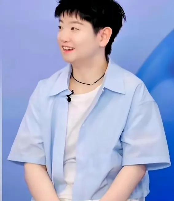 一觉醒来王楚钦天都塌了！孙颖莎这次换衬衫差点让人忘了她平时穿运动服的样子